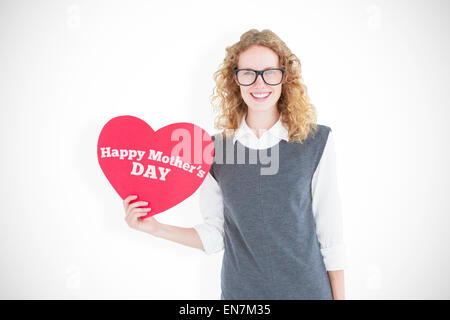 Immagine composita di geeky hipster holding cuore card Foto Stock