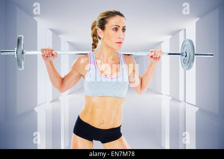 Immagine composita della femmina forte sollevamento crossfitter barbell dietro la testa Foto Stock