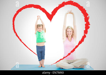 Immagine composita della gravidanza madre e figlia fare yoga insieme Foto Stock