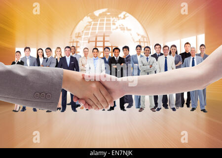 Immagine composita della stretta di mano tra due donne Foto Stock