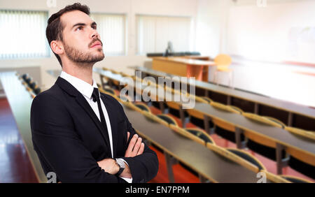 Immagine composita di pensare imprenditore con le braccia incrociate Foto Stock