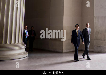 Columbia, Stati Uniti d'America. 27 apr, 2015. Il presidente Barack Obama e il Primo Ministro Shinzo Abe del Giappone visita il Lincoln Memorial a Washington, il Distretto di Columbia, Stati Uniti, lunedì 27 aprile 2015. Il primo ministro Abe è nella capitale della nazione per discutere una gamma di settori economici, sicurezza e questioni globali, compresi i progressi sul Trans Pacific partnership, il Giappone sta espandendo il ruolo dell'Alleanza, e il cambiamento climatico. Credito: Pete Marovich/Piscina via CNP - nessun filo SERVICE - © dpa/Alamy Live News Foto Stock