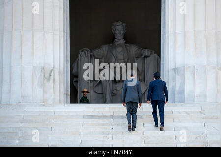 Columbia, Stati Uniti d'America. 27 apr, 2015. Il presidente Barack Obama e il Primo Ministro Shinzo Abe del Giappone visita il Lincoln Memorial a Washington, il Distretto di Columbia, Stati Uniti, lunedì 27 aprile 2015. Il primo ministro Abe è nella capitale della nazione per discutere una gamma di settori economici, sicurezza e questioni globali, compresi i progressi sul Trans Pacific partnership, il Giappone sta espandendo il ruolo dell'Alleanza, e il cambiamento climatico. Credito: Pete Marovich/Piscina via CNP - nessun filo SERVICE - © dpa/Alamy Live News Foto Stock