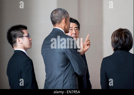 Columbia, Stati Uniti d'America. 27 apr, 2015. Il presidente Barack Obama e il Primo Ministro Shinzo Abe del Giappone visita il Lincoln Memorial a Washington, il Distretto di Columbia, Stati Uniti, lunedì 27 aprile 2015. Il primo ministro Abe è nella capitale della nazione per discutere una gamma di settori economici, sicurezza e questioni globali, compresi i progressi sul Trans Pacific partnership, il Giappone sta espandendo il ruolo dell'Alleanza, e il cambiamento climatico. Credito: Pete Marovich/Piscina via CNP - nessun filo SERVICE - © dpa/Alamy Live News Foto Stock