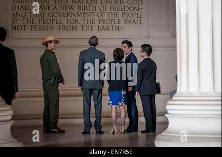 Columbia, Stati Uniti d'America. 27 apr, 2015. Il presidente Barack Obama e il Primo Ministro Shinzo Abe del Giappone visita il Lincoln Memorial a Washington, il Distretto di Columbia, Stati Uniti, lunedì 27 aprile 2015. Il primo ministro Abe è nella capitale della nazione per discutere una gamma di settori economici, sicurezza e questioni globali, compresi i progressi sul Trans Pacific partnership, il Giappone sta espandendo il ruolo dell'Alleanza, e il cambiamento climatico. Credito: Pete Marovich/Piscina via CNP - nessun filo SERVICE - © dpa/Alamy Live News Foto Stock