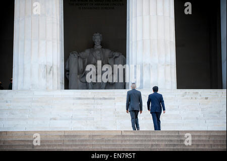 Columbia, Stati Uniti d'America. 27 apr, 2015. Il presidente Barack Obama e il Primo Ministro Shinzo Abe del Giappone visita il Lincoln Memorial a Washington, il Distretto di Columbia, Stati Uniti, lunedì 27 aprile 2015. Il primo ministro Abe è nella capitale della nazione per discutere una gamma di settori economici, sicurezza e questioni globali, compresi i progressi sul Trans Pacific partnership, il Giappone sta espandendo il ruolo dell'Alleanza, e il cambiamento climatico. Credito: Pete Marovich/Piscina via CNP - nessun filo SERVICE - © dpa/Alamy Live News Foto Stock