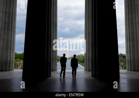 Columbia, Stati Uniti d'America. 27 apr, 2015. Il presidente Barack Obama e il Primo Ministro Shinzo Abe del Giappone visita il Lincoln Memorial a Washington, il Distretto di Columbia, Stati Uniti, lunedì 27 aprile 2015. Il primo ministro Abe è nella capitale della nazione per discutere una gamma di settori economici, sicurezza e questioni globali, compresi i progressi sul Trans Pacific partnership, il Giappone sta espandendo il ruolo dell'Alleanza, e il cambiamento climatico. Credito: Pete Marovich/Piscina via CNP - nessun filo SERVICE - © dpa/Alamy Live News Foto Stock