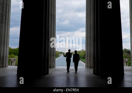 Columbia, Stati Uniti d'America. 27 apr, 2015. Il presidente Barack Obama e il Primo Ministro Shinzo Abe del Giappone visita il Lincoln Memorial a Washington, il Distretto di Columbia, Stati Uniti, lunedì 27 aprile 2015. Il primo ministro Abe è nella capitale della nazione per discutere una gamma di settori economici, sicurezza e questioni globali, compresi i progressi sul Trans Pacific partnership, il Giappone sta espandendo il ruolo dell'Alleanza, e il cambiamento climatico. Credito: Pete Marovich/Piscina via CNP - nessun filo SERVICE - © dpa/Alamy Live News Foto Stock