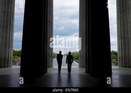 Columbia, Stati Uniti d'America. 27 apr, 2015. Il presidente Barack Obama e il Primo Ministro Shinzo Abe del Giappone visita il Lincoln Memorial a Washington, il Distretto di Columbia, Stati Uniti, lunedì 27 aprile 2015. Il primo ministro Abe è nella capitale della nazione per discutere una gamma di settori economici, sicurezza e questioni globali, compresi i progressi sul Trans Pacific partnership, il Giappone sta espandendo il ruolo dell'Alleanza, e il cambiamento climatico. Credito: Pete Marovich/Piscina via CNP - nessun filo SERVICE - © dpa/Alamy Live News Foto Stock