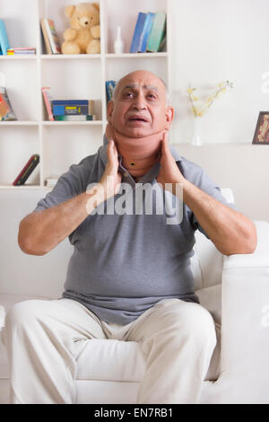 Uomo vecchio con il rinforzo del collo Foto Stock