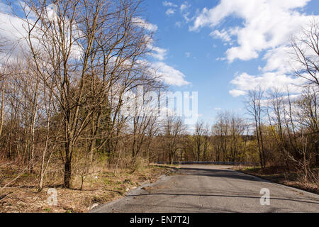 Strade vuote della città abbandonate di Centralia, PA dove una miniera di fuoco che iniziò nel 1962 continua a bruciare a questo giorno. Foto Stock