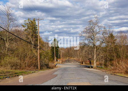 Strade vuote della città abbandonate di Centralia, PA dove una miniera di fuoco che iniziò nel 1962 continua a bruciare a questo giorno. Foto Stock