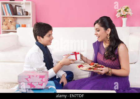 Fratello dando dono a sua sorella a Raksha Bandhan Foto Stock