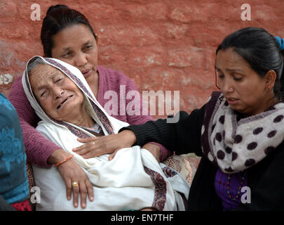 Kathmandu, Nepal. 29 apr, 2015. I parenti in lutto durante i funerali delle vittime del terremoto in Kathmandu, Nepal, Aprile 29, 2015. Il 7,9-grandezza quake hit Nepal a mezzogiorno di sabato. Il tributo di morte pagato al terremoto potente è salito a 5,057 e un totale di 10,915 altri sono stati feriti. Credito: Qin Qing/Xinhua/Alamy Live News Foto Stock