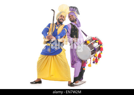 La religione sikh uomini facendo bhangra dance Foto Stock