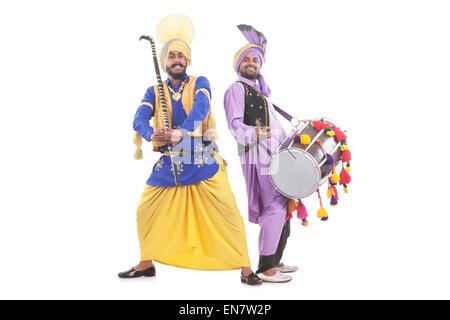 Ritratto di uomini Sikh facendo bhangra dance Foto Stock