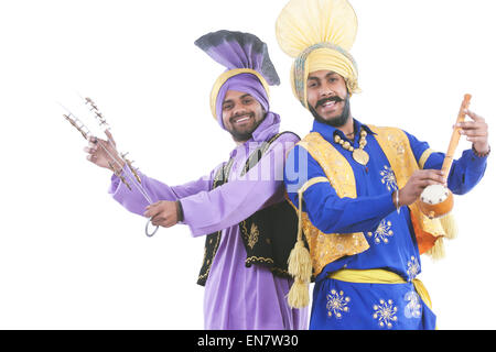 Ritratto di uomini Sikh facendo bhangra dance Foto Stock