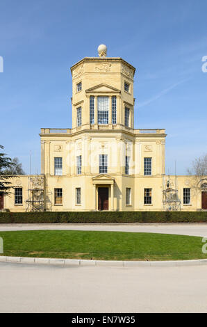 La storica Radcliffe Observatory ora parte di verde Templeton College e il nuovo Osservatorio Radcliffe Trimestre in Oxford. Foto Stock