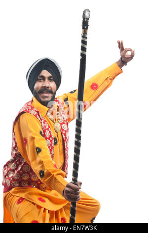 Ritratto di uomo Sikh facendo bhangra dance Foto Stock