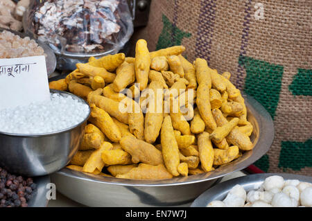 Close-up di curcuma root e sabudana in vendita presso il negozio Foto Stock