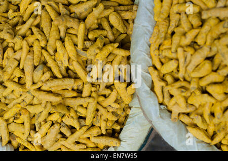 Close-up di curcuma radice per la vendita al mercato Foto Stock