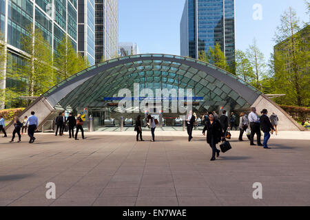 Vista dell'ingresso principale per la stazione metropolitana di Canary Wharf, sull'isola di cani, Londra. Foto Stock