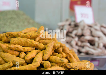 Close-up di curcuma radice per la vendita al mercato Foto Stock