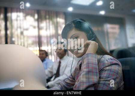 Ritratto di donna executive con cuffia Foto Stock