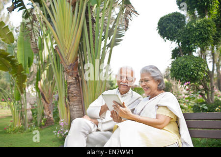 Nonno e nipote godendo Foto Stock