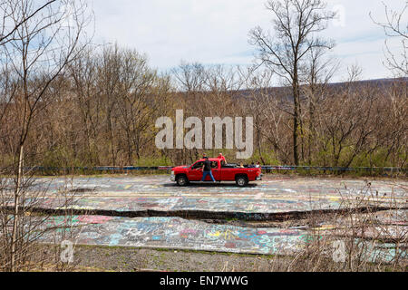 Subsidenza crepe sul percorso 61 o Graffiti in autostrada in Centralia, PA dove una miniera di fuoco che iniziò nel 1962 continua a bruciare a questo giorno. Foto Stock