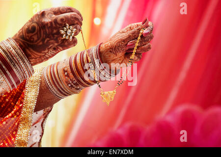 Close-up di spose in mano azienda mangal sutra Foto Stock