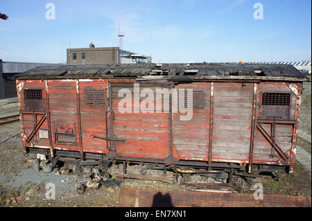 Questa fotografia mostra un vecchio vagone ferroviario a Oosterweelsteenweg vicino al porto di Anversa. L'area funge da importante nodo di trasporto, che collega le attività ferroviarie e marittime in Belgio. Foto Stock