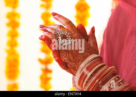 Close-up di spose le mani in wedding schiave e anello Foto Stock