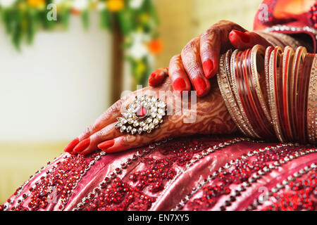 Close-up di spose le mani in wedding schiave e anello Foto Stock