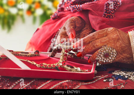 Close-up di spose mani collana Foto Stock