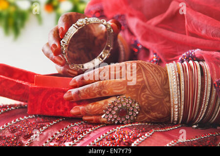 Close-up di spose mani bangle Foto Stock