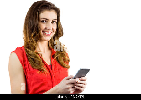 Bella bruna inviando un testo Foto Stock