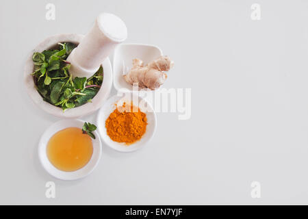 La medicina di erbe prodotti con mola medicina isolati su sfondo bianco Foto Stock