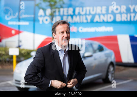 Il Primo Ministro David Cameron visitando Sertec a Coleshill durante la campagna elettorale. Foto Stock