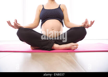 Donna incinta si tengono in forma Foto Stock