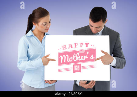 Immagine composita di business partner puntando al segno che essi sono la presentazione Foto Stock