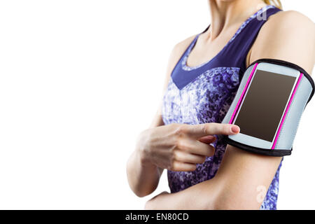 Montare la donna utilizza lo smartphone nella fascia da braccio Foto Stock