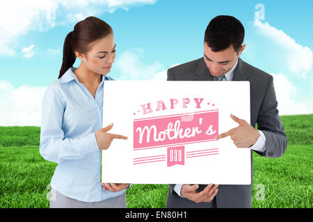 Immagine composita di business partner puntando al segno che essi sono la presentazione Foto Stock