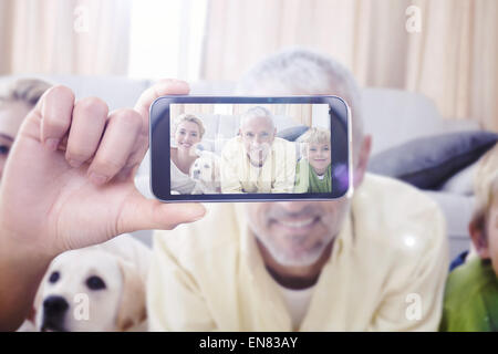 Immagine composita della mano che tiene lo smartphone che mostra Foto Stock