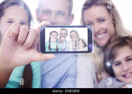 Immagine composita della mano che tiene lo smartphone che mostra Foto Stock
