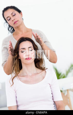 Calma donna ricevere trattamento reiki Foto Stock