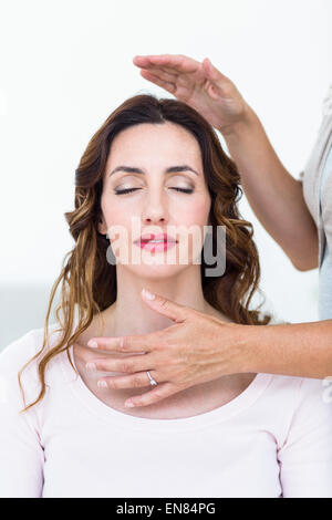 Calma donna ricevere trattamento reiki Foto Stock