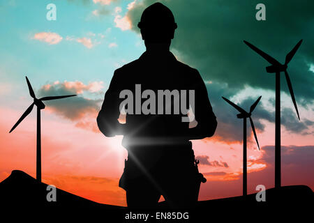 Immagine composita del ritratto di sorridere lavoratore manuale holding negli appunti Foto Stock