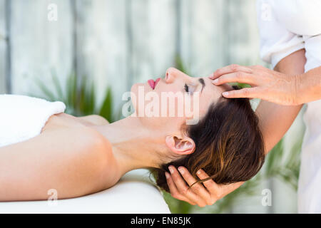 Brunette ricevere massaggio della testa Foto Stock