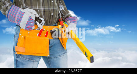 Immagine composita di tuttofare mantenendo la livella Foto Stock